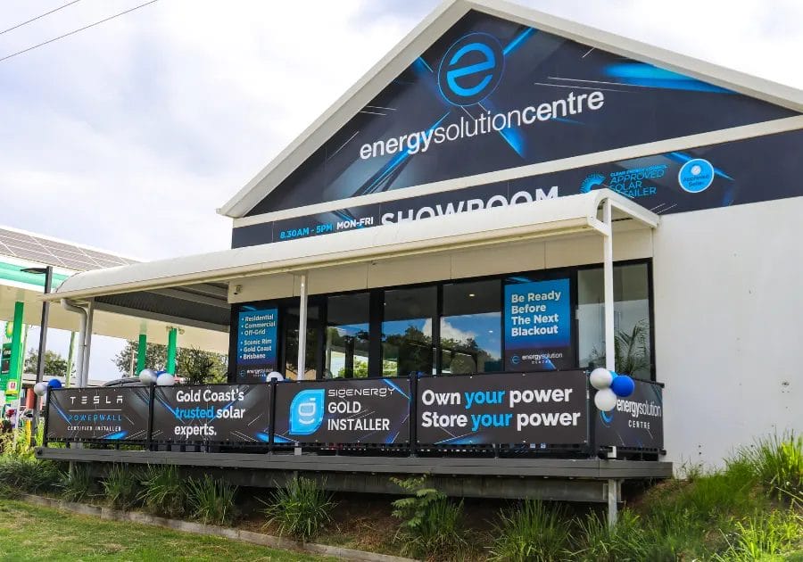ESC solar showroom Canungra - Exterior displays